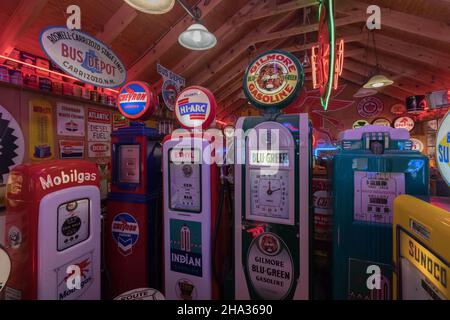 Embudo, NOUVEAU-Mexique, Musée du gaz classique, propriété de Johny Meier : anciennes pompes à gaz Banque D'Images