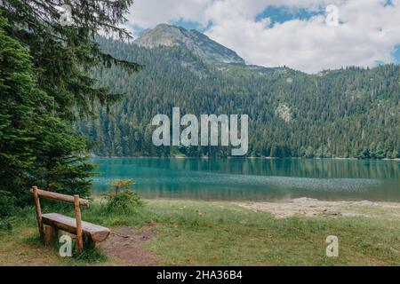 Détendez-vous. Repos près du lac. Banc en bois donnant sur le lac et les montagnes. Beau lac mystique. Black Lake, parc national de Durmitor. Monténégro Banque D'Images