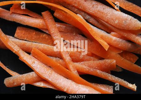 Vue de dessus des pelures de carottes pour le fond de la nourriture Banque D'Images