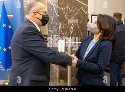 Varsovie, Polen.10th décembre 2021.Annalena Baerbock, ministre fédérale des Affaires étrangères, commence son premier voyage à l'étranger à Paris, Bruxelles et Varsovie.Ici, lors d'une rencontre avec Zbigniew Rau, ministre des affaires étrangères de Pologne.10th décembre 2021 Copyright: Thomas IMO/photothek.net crédit: dpa/Alay Live News Banque D'Images