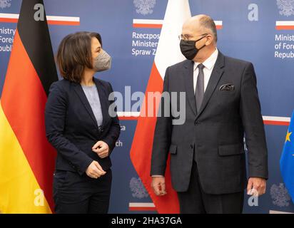 Varsovie, Polen.10th décembre 2021.Annalena Baerbock, ministre fédérale des Affaires étrangères, commence son premier voyage à l'étranger à Paris, Bruxelles et Varsovie.Ici, lors d'une rencontre avec Zbigniew Rau, ministre des affaires étrangères de Pologne.10th décembre 2021 Copyright: Thomas IMO/photothek.net crédit: dpa/Alay Live News Banque D'Images