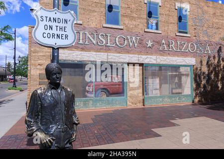 Winslow, Arizona USA Un coin à Winslow sur la route 66 commémore la chanson d'Eagles 'Take IT Easy', où Glenn Frey chante 'Eh bien je suis debout sur une co Banque D'Images