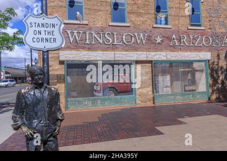 Winslow, Arizona USA Un coin à Winslow sur la route 66 commémore la chanson d'Eagles 'Take IT Easy', où Glenn Frey chante 'Eh bien je suis debout sur une co Banque D'Images