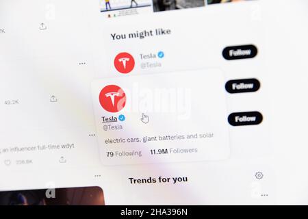 Minsk, Bélarus - 10 décembre 2021 : le compte Twitter de Tesla sur l'écran de contrôle Banque D'Images