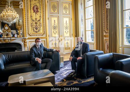 Paris, France.10th décembre 2021.Le Chancelier OLAF Scholz (SPD) s'entretient avec Emmanuel Macron, Président de la France au début de la réunion.Deux jours après son entrée en fonction, Scholz visite le président français à Paris ainsi que les principaux membres du personnel de l'UE et de l'OTAN à Bruxelles.Credit: Michael Kappeller/dpa/Alay Live News Banque D'Images