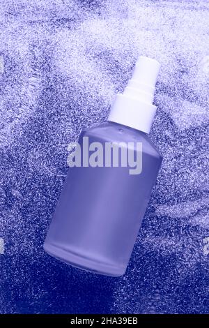 Bouteille cosmétique transparente dans l'eau Banque D'Images