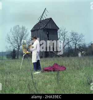 Uszczonów 04,1980.Plener malarski grupy Barwa prowadzonej przez profesora Szczepana Skorupkê. uu PAP/Tomasz Pra¿mowski Dok³adny dzieñ wydarzenia nieustalony.Uszczonow avril 1980.Groupe de peinture aérienne Plein Barwa dirigé par le Professeur Szczepan Skorupko uu PAP/Tomasz Prazmowski Date exacte inconnue. Banque D'Images