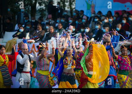 Katmandou, Népal.10th décembre 2021.Les artistes font une danse lors de la convention générale du Congrès népalais de 14th à Katmandou, au Népal, le vendredi 10 décembre 2021.(Credit image: © Skanda Gautam/ZUMA Press Wire) Banque D'Images