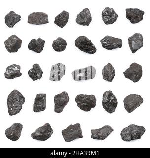 Morceaux de charbon en pierre dure anthracite isolés sur fond blanc vue de dessus.Teneur en carbone et densité énergétique les plus élevées de tous les types de charbon. Banque D'Images