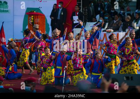 Katmandou, Népal.10th décembre 2021.Les artistes font une danse lors de la convention générale du Congrès népalais de 14th à Katmandou, au Népal, le vendredi 10 décembre 2021.(Credit image: © Skanda Gautam/ZUMA Press Wire) Banque D'Images