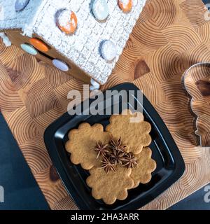 Helsinki / Finlande - 9 DÉCEMBRE 2021 : vue aérienne d'une maison de pain d'épice et d'une pile de biscuits sur une assiette. Banque D'Images