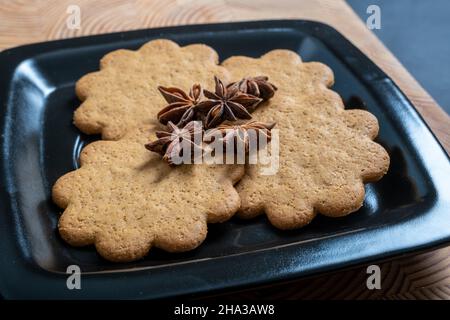 Helsinki / Finlande - 9 DÉCEMBRE 2021 : une pile de biscuits maison au pain d'épice sur une assiette Banque D'Images