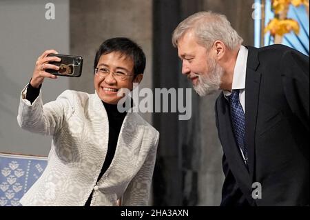 Oslo, Norvège.10th décembre 2021.Oslo 20211210.Dmitry Muratov et Maria Ressa, lauréats du Prix Nobel de la paix, lors de l'attribution du Prix Nobel de la paix à l'hôtel de ville d'Oslo.Photo: Heiko Junge/NTB crédit: NTB Scanpix/Alay Live News Banque D'Images