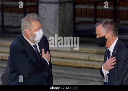Oslo, Norvège.10th décembre 2021.Oslo 20211210.Dmitry Muratov, lauréat du prix de la paix (à gauche), arrive à l'hôtel de ville d'Oslo où se déroule la cérémonie du prix Nobel de la paix.Photo: Terje Bendiksby/NTB crédit: NTB Scanpix/Alay Live News Banque D'Images