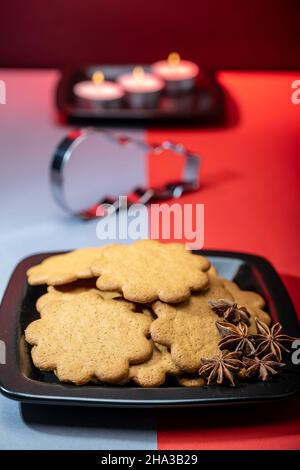 Helsinki / Finlande - 9 DÉCEMBRE 2021 : une pile de biscuits maison au pain d'épice sur une assiette sur un fond festif. Banque D'Images