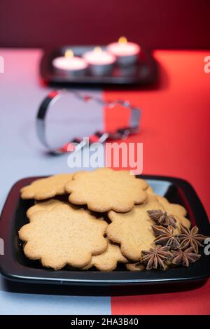 Helsinki / Finlande - 9 DÉCEMBRE 2021 : une pile de biscuits maison au pain d'épice sur une assiette sur un fond festif. Banque D'Images