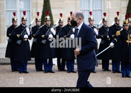 Paris, France.10th décembre 2021.Le chancelier allemand OLAF Scholz arrive à l'Elysée Palace, à Paris, le 10 décembre 2021.Photo de Raphael Lafargue/ABACAPRESS.COM crédit: Abaca Press/Alay Live News Banque D'Images