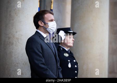 Paris, France.10th décembre 2021.Le président français Emmanuel Macron attend d'accueillir la chancelière allemande à l'Elysée Palace, à Paris, le 10 décembre 2021.Photo de Raphael Lafargue/ABACAPRESS.COM crédit: Abaca Press/Alay Live News Banque D'Images