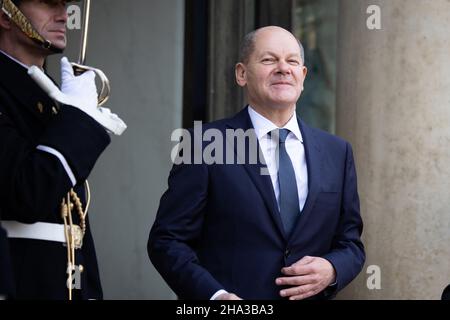 Paris, France.10th décembre 2021.Le chancelier allemand OLAF Scholz pose une photo lorsqu'il arrive à l'Elysée Palace, à Paris, le 10 décembre 2021.Photo de Raphael Lafargue/ABACAPRESS.COM crédit: Abaca Press/Alay Live News Banque D'Images