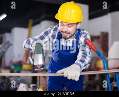 Un homme adulte utilise une scie sauteuse électrique pour les travaux de construction Banque D'Images