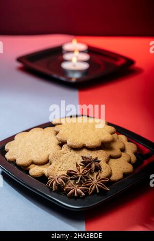 Helsinki / Finlande - 9 DÉCEMBRE 2021 : une pile de biscuits maison au pain d'épice sur une assiette sur un fond festif. Banque D'Images