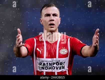 SAN SEBASTIAN, ESPAGNE - DÉCEMBRE 09 : Mario Gotze de PSV Eindhoven réagit lors du match de l'UEFA Europa League groupe B entre Real Sociedad et PSV Eindhoven à Estadio Anoeta le 9 décembre 2021 à San Sebastian, Espagne.(Photo par MB Media) Banque D'Images