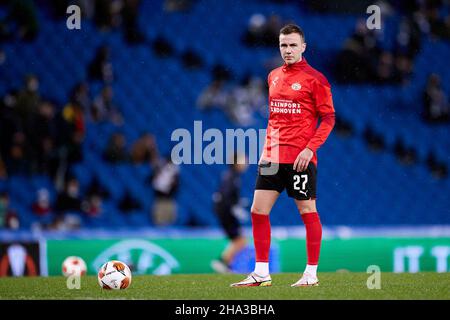 SAN SEBASTIAN, ESPAGNE - DÉCEMBRE 09: Mario Gotze de PSV Eindhoven regarde pendant le match de l'UEFA Europa League groupe B entre Real Sociedad et PSV Eindhoven à Estadio Anoeta le 9 décembre 2021 à San Sebastian, Espagne.(Photo par MB Media) Banque D'Images