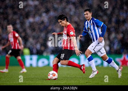 SAN SEBASTIAN, ESPAGNE - DÉCEMBRE 09: Erick Gutierrez de PSV Eindhoven concurrence pour le ballon avec Martin Zubimendi de Real Sociedad lors du match de l'UEFA Europa League groupe B entre Real Sociedad et PSV Eindhoven à Estadio Anoeta le 9 décembre 2021 à San Sebastian, Espagne.(Photo par MB Media) Banque D'Images