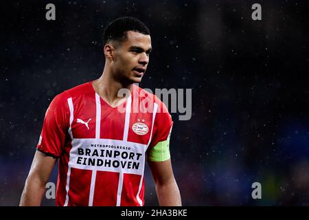 SAN SEBASTIAN, ESPAGNE - DÉCEMBRE 09: Cody Gakpo de PSV Eindhoven regarde pendant le match de l'UEFA Europa League groupe B entre Real Sociedad et PSV Eindhoven à Estadio Anoeta le 9 décembre 2021 à San Sebastian, Espagne.(Photo par MB Media) Banque D'Images