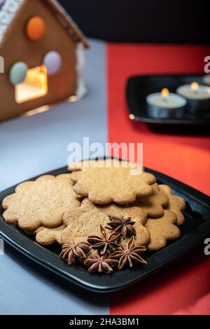 Helsinki / Finlande - 9 DÉCEMBRE 2021 : une pile de biscuits maison au pain d'épice sur une assiette sur un fond festif. Banque D'Images