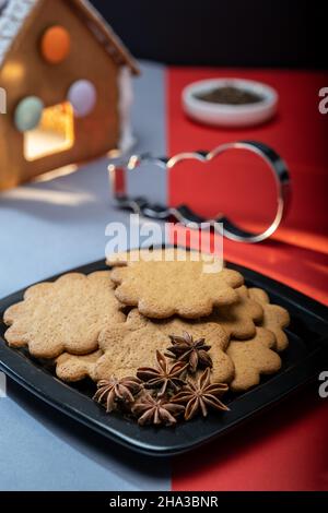 Helsinki / Finlande - 9 DÉCEMBRE 2021 : une pile de biscuits maison au pain d'épice sur une assiette sur un fond festif. Banque D'Images