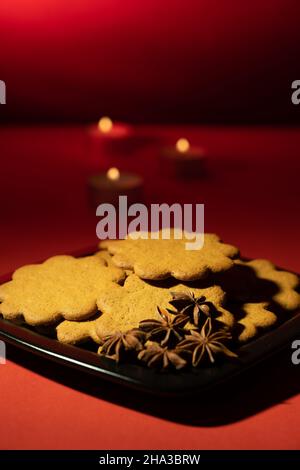Helsinki / Finlande - 9 DÉCEMBRE 2021 : une pile de biscuits maison au pain d'épice sur une assiette sur un fond festif. Banque D'Images