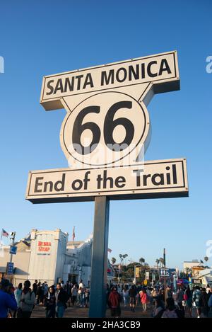 Santa Monica, Californie, le panneau « End of the Trail » de la route 66 sur la jetée de Santa Monica. Banque D'Images