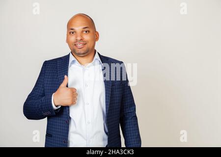 Un jeune homme afro-américain fait un geste d'approbation et de succès avec sourire heureux geste de main.Une expression positive du visage montrant le succès Banque D'Images