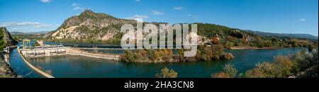 Vue panoramique sur le barrage de Diversion, assut de Xerta, dans la rivière Ebro à Xerta, Tarragone Banque D'Images