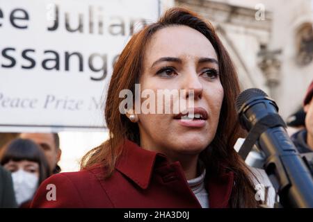 Londres, Royaume-Uni.10th décembre 2021.Stella Moris, fiancé de Julian Assange, parle du verdict devant la haute Cour de Londres.La haute Cour se prononce en faveur de l'appel du gouvernement des États-Unis dans le cadre de l'audience de l'extradition de Julian Assange.Julian Assange audience d'extradition.Credit: Tommy London/Alay Live News Banque D'Images