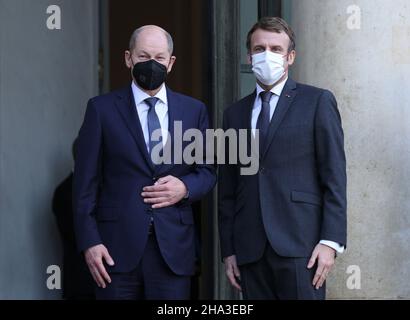 Paris, France.10th décembre 2021.Le président français Emmanuel Macron (L) salue le chancelier allemand OLAF Scholz lorsqu'il arrive au Palais de l'Elysée à Paris le vendredi 10 décembre 2021.La visite à Paris vient de quelques jours seulement après que Scholz ait officiellement pris le rôle de son prédécesseur Angela Merkel.Les deux dirigeants devraient discuter des relations franco-allemandes ainsi que de la prochaine présidence française de l'UE.Photo de David Silpa/UPI crédit: UPI/Alay Live News Banque D'Images