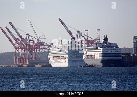 Navires amarrés au port de Halifax, en Nouvelle-Écosse, au Canada.Des grues se promènent sur le front de mer du port. Banque D'Images