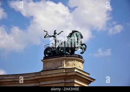 Fragments de sculptures de la colonnade de la célèbre place des héros à Budapest.La place a été décorée pour la célébration du millénaire de Hu Banque D'Images