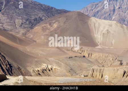 Rivière Jhong Khola.Vue sur la montagne près du village de Kagbeni.District de Mustang, Népal Banque D'Images