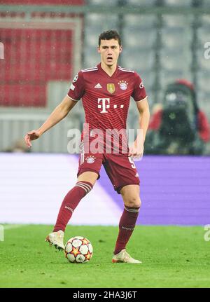 Munich, Allemagne.08th décembre 2021.Benjamin PAVARD, FCB 5 dans le match FC BAYERN MÜNCHEN - FC BARCELONE 3-0 de l'UEFA Champions League en phase 2021/2022 à Munich, 08 décembre 2021.Credit: Peter Schatz/Alay Live News Banque D'Images