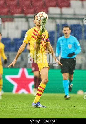 Munich, Allemagne.08th décembre 2021.Sergio BUSQUETS, Barca 5 dans le match FC BAYERN MÜNCHEN - FC BARCELONE 3-0 de football UEFA Champions League groupe de la saison 2021/2022 à Munich, 08 décembre 2021.Credit: Peter Schatz/Alay Live News Banque D'Images