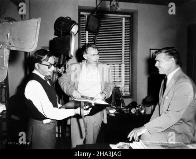 Le réalisateur GEORGE SEATON et CLARK ONT PIGNON sur scène pendant le tournage du réalisateur du PET 1958 DE L'ENSEIGNANT GEORGE SEATON Perlberg - Seaton Productions / Paramount Pictures Banque D'Images