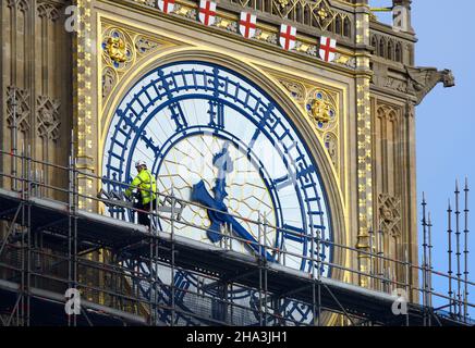 Londres, Royaume-Uni.10th décembre 2021.Les ouvriers passent devant la face d'horloge de Big Ben alors que l'échafaudage est progressivement retiré après les rénovations Banque D'Images