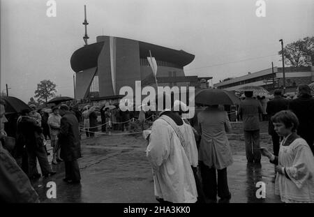 Cracovie, 1977-05-15.Po wieu latach zmagañ z ówczesnymi w³adzami uda³o siê kardyna³owi Karolowi Wojtyle konsekrowaæ koœció³ pw.Matki Bo¿ej Królowej Polski, zwany te¿ Ark¹ Pana. Ad PAP/Maciej SochorCracovie, le 15 mai 1977.Le cardinal Karol Wojtyla a réussi à consacrer l'église de la reine de la mère de Dieu, après une lutte de l'année-homme avec les autorités communistes. Ad PAP/Maciej Sochor Banque D'Images