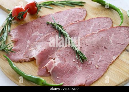 Poitrine de bœuf fumée en tranches, viande séchée.Nom turc ; fumée Dana Cotto Banque D'Images