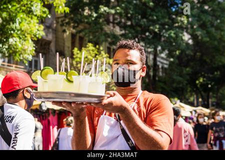 Homme brésilien vendant des cocktails caipirinha à la foire hippie de Belo Horizonte à Belo Horizonte, Minas Gerais, Brésil. Banque D'Images