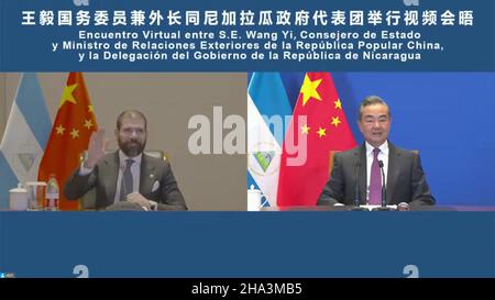 (211210) -- HANGZHOU, 10 décembre 2021 (Xinhua) -- le conseiller d'État chinois et ministre des Affaires étrangères Wang Yi assiste à une réunion virtuelle avec la délégation invitée du Nicaragua, à Anji, dans la province de Zhejiang, en Chine orientale, le 10 décembre 2021.(Ministère chinois des Affaires étrangères/document via Xinhua) Banque D'Images