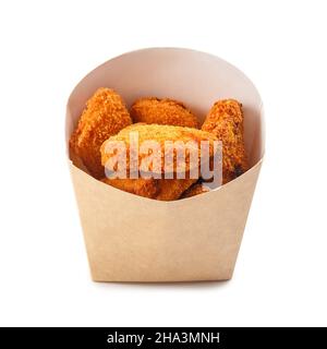 Boîte avec de savoureux nuggets de poulet isolés sur fond blanc. Banque D'Images