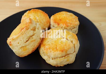 Gros plan sur une assiette de délicieux scones à écorce d'orange confits Banque D'Images